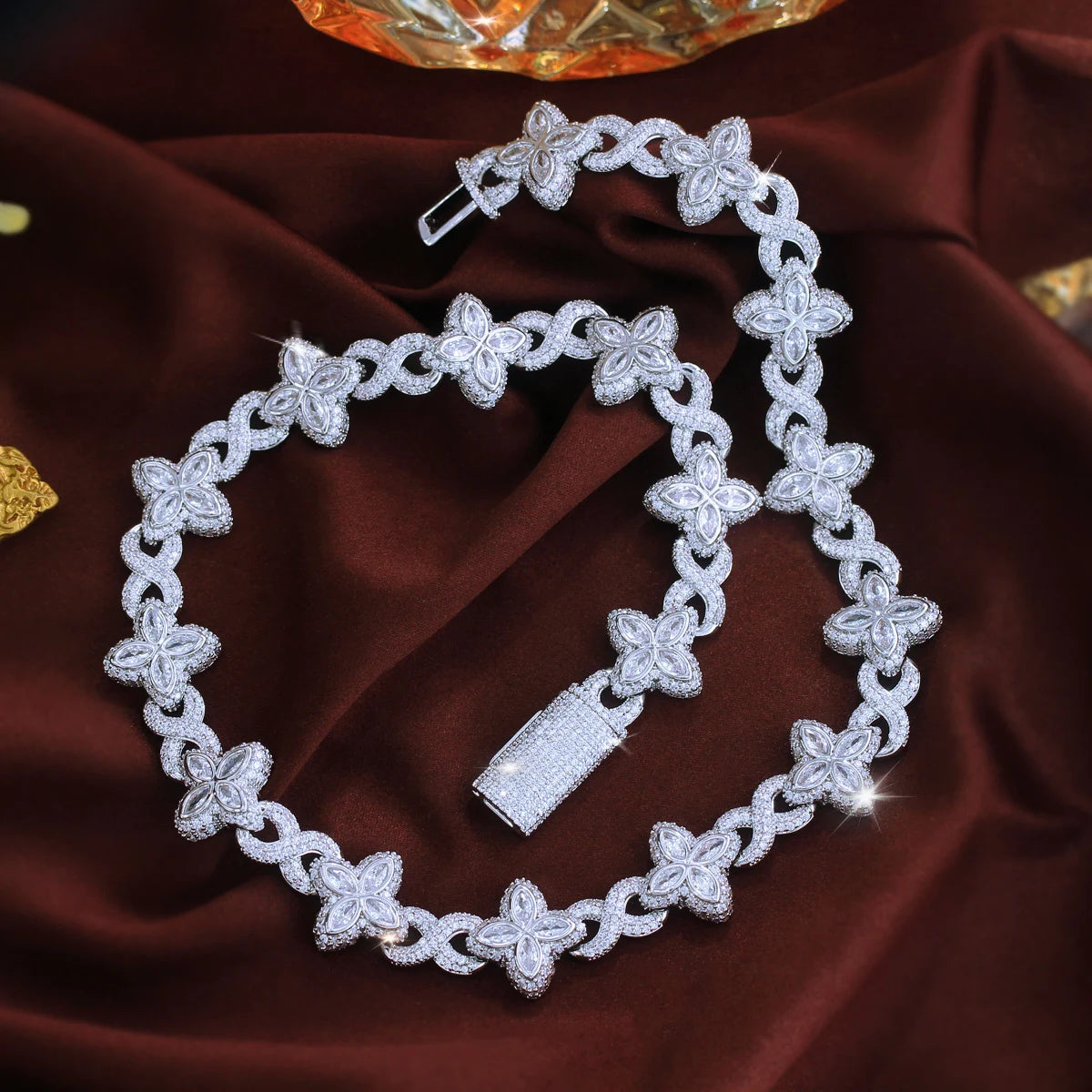 Infinite Clover Chain