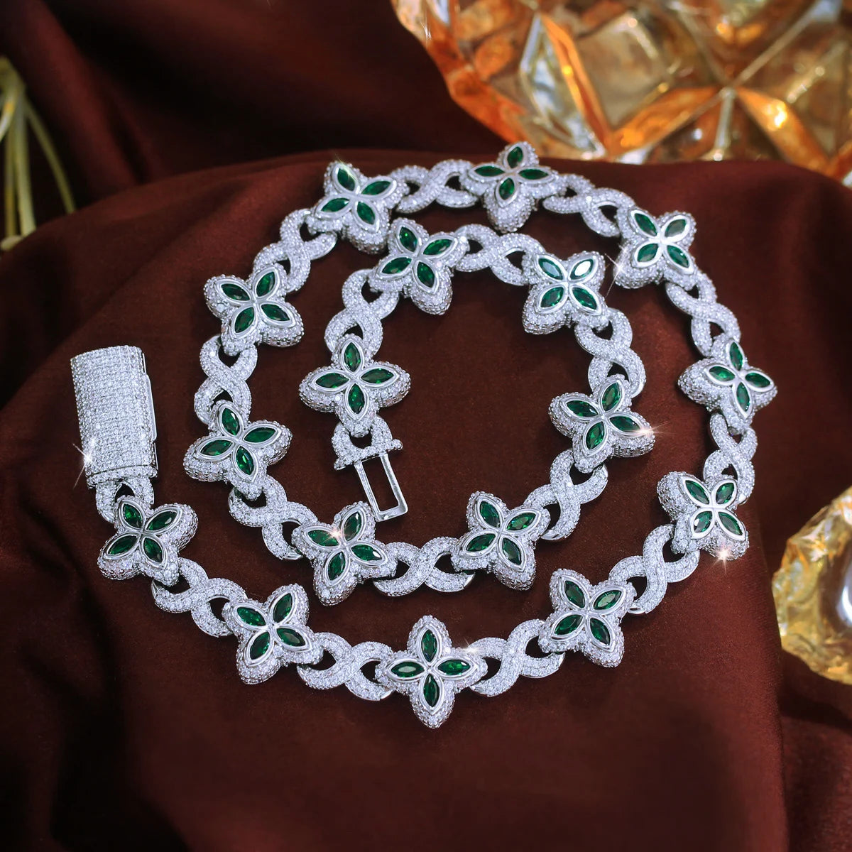 Infinite Clover Chain