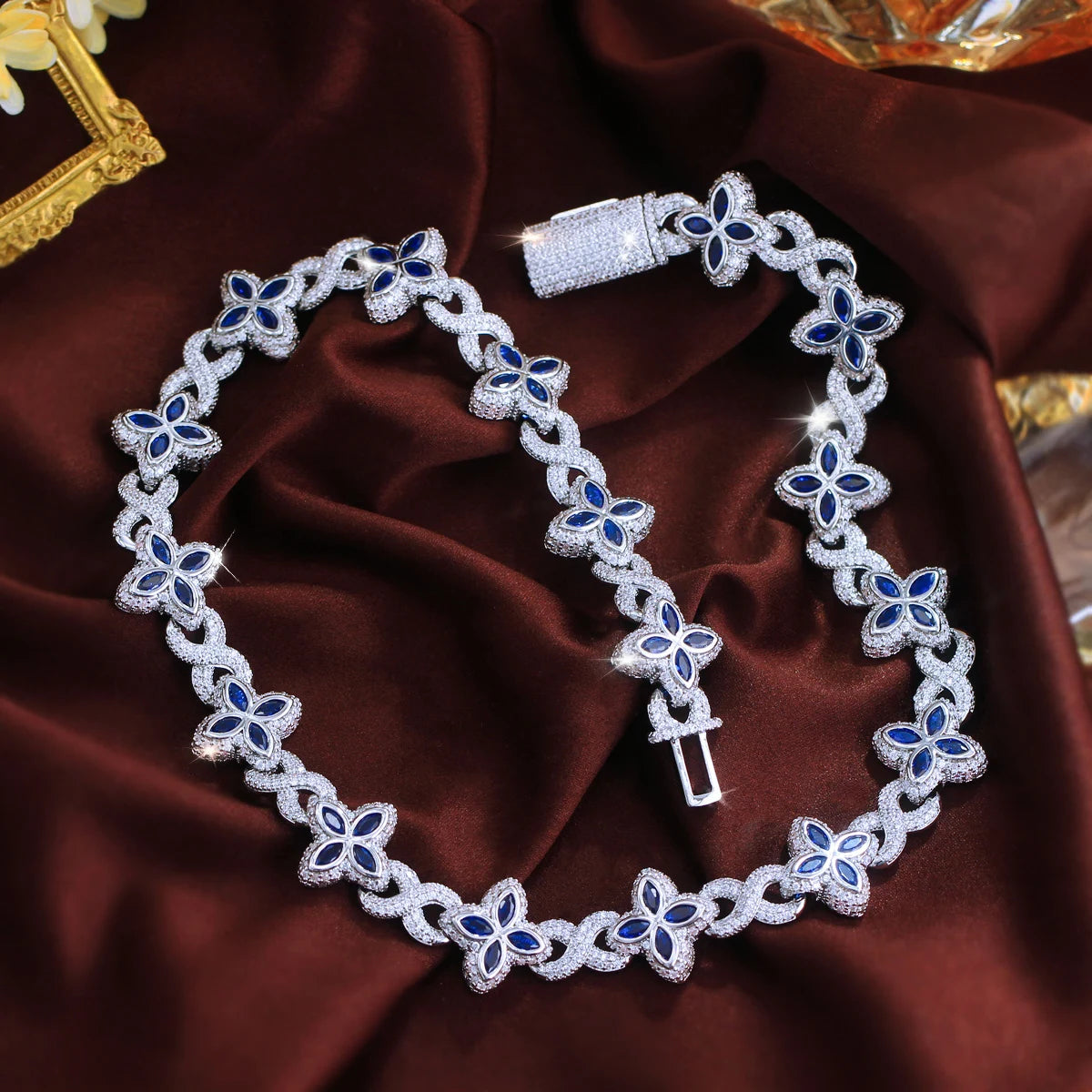 Infinite Clover Chain